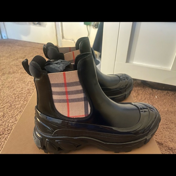 Burberry Shoes - Burberry black vintage check GH3 story Chelsea boots